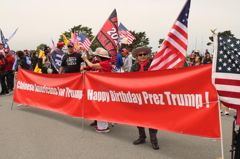 支持川普的華人拉起橫幅